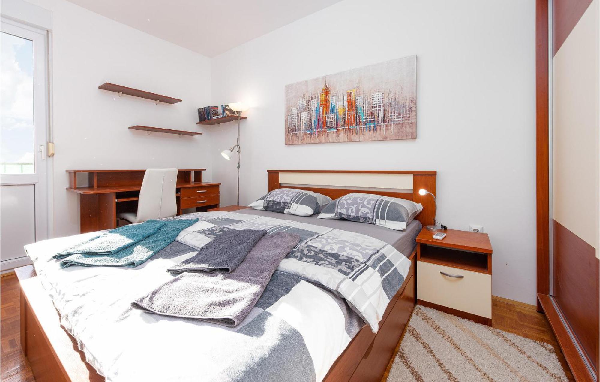 1 Bedroom Cozy In Apartment *