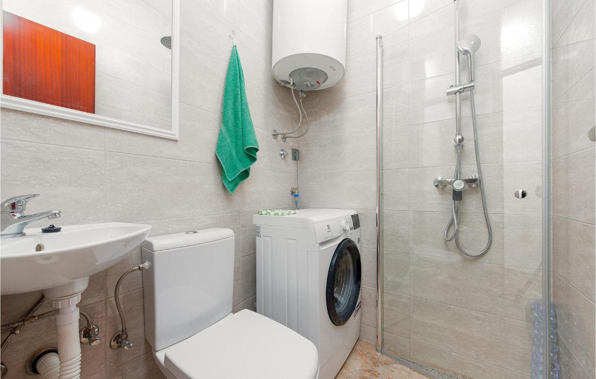 1 Bedroom Cozy In Apartment