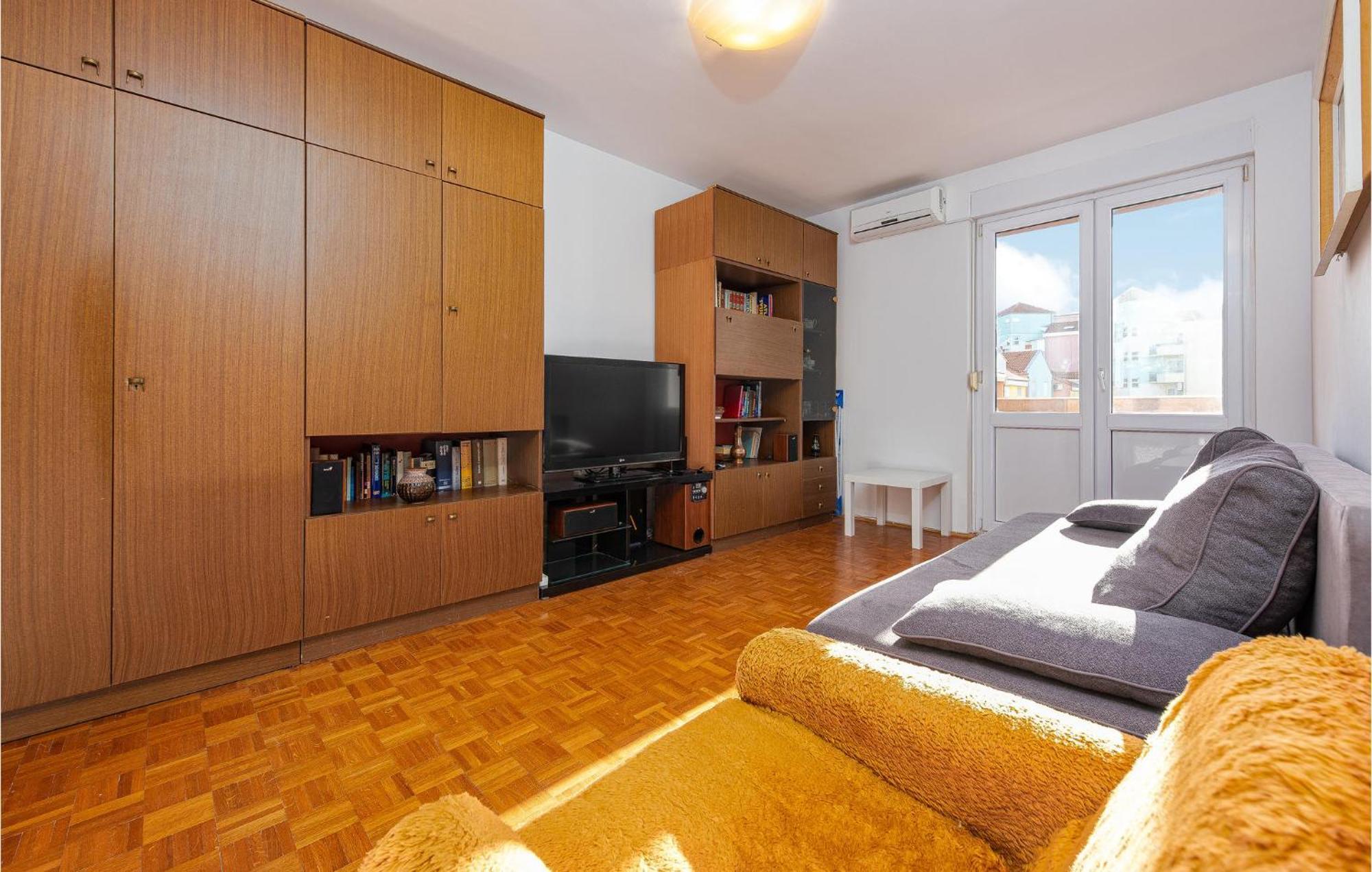 Apartment 1 Bedroom Cozy In *